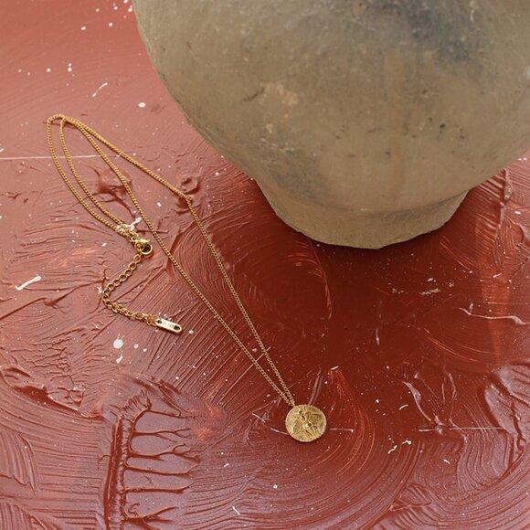 NEW 18K Gold Plated Textured Bee Round Pendant Necklace - Picture 10 of 11